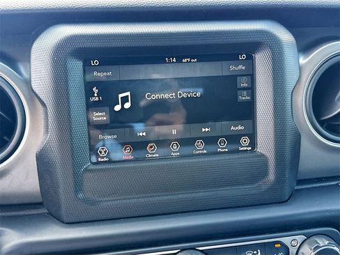 Used 2022 Jeep Gladiator Willys image 16