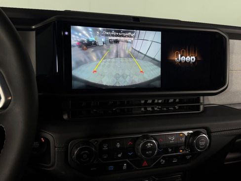 Used 2025 Jeep Wrangler Unlimited Sahara w/ Safety Group AWD/4WD image 18