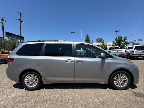 Used 2015 Toyota Sienna XLE w/ XLE Navigation Package FWD image 9