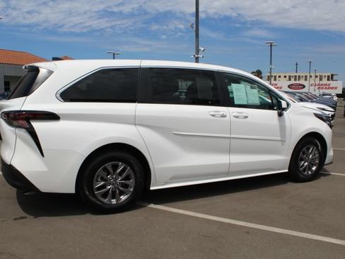 Certified 2026 Toyota Sienna LE FWD image 19