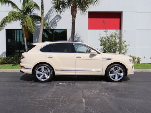 Used 2021 Bentley Bentayga AWD/4WD image 26