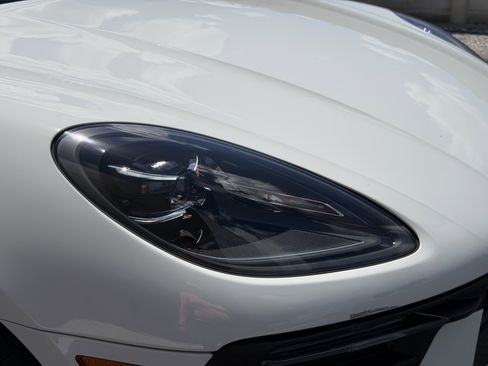 Certified 2023 Porsche Macan AWD/4WD image 13