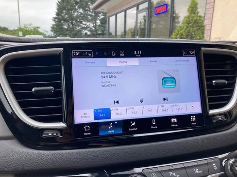 Used 2023 Chrysler Pacifica Touring-L FWD image 27
