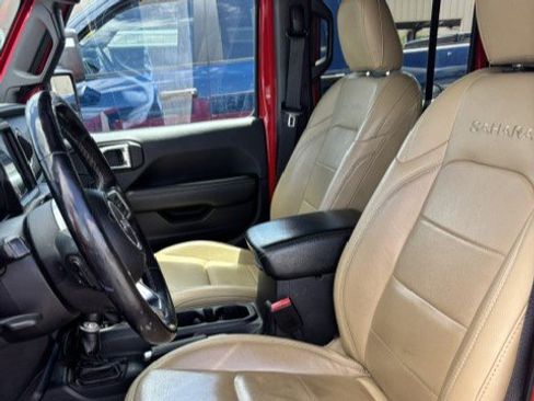 Used 2018 Jeep Wrangler Unlimited Sahara AWD/4WD image 7