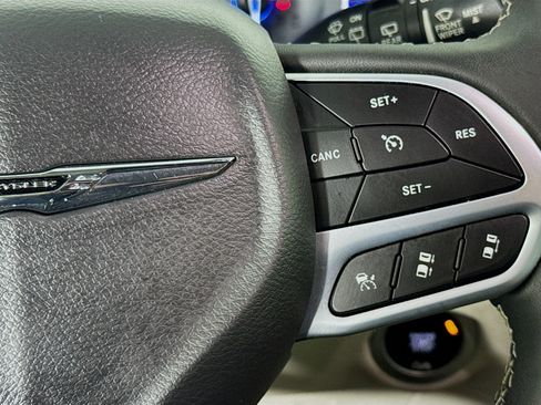 Used 2023 Chrysler Pacifica Limited FWD image 13