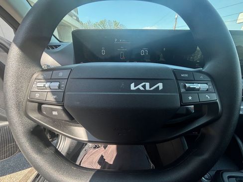Used 2025 Kia K4 LXS image 28