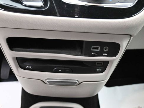 Used 2019 Chrysler Pacifica Touring-L Plus FWD image 10