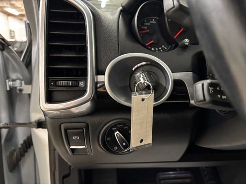Used 2018 Porsche Cayenne AWD/4WD image 16