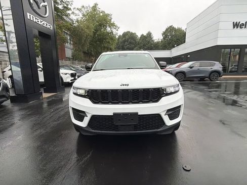Used 2022 Jeep Grand Cherokee Altitude AWD/4WD image 3