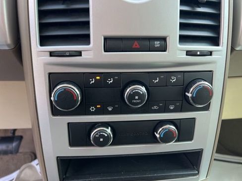 Used 2009 Chrysler Town & Country Touring image 17