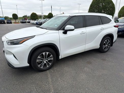 Used 2022 Toyota Highlander XLE FWD image 2