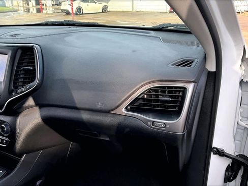 Used 2020 Jeep Cherokee Latitude image 18