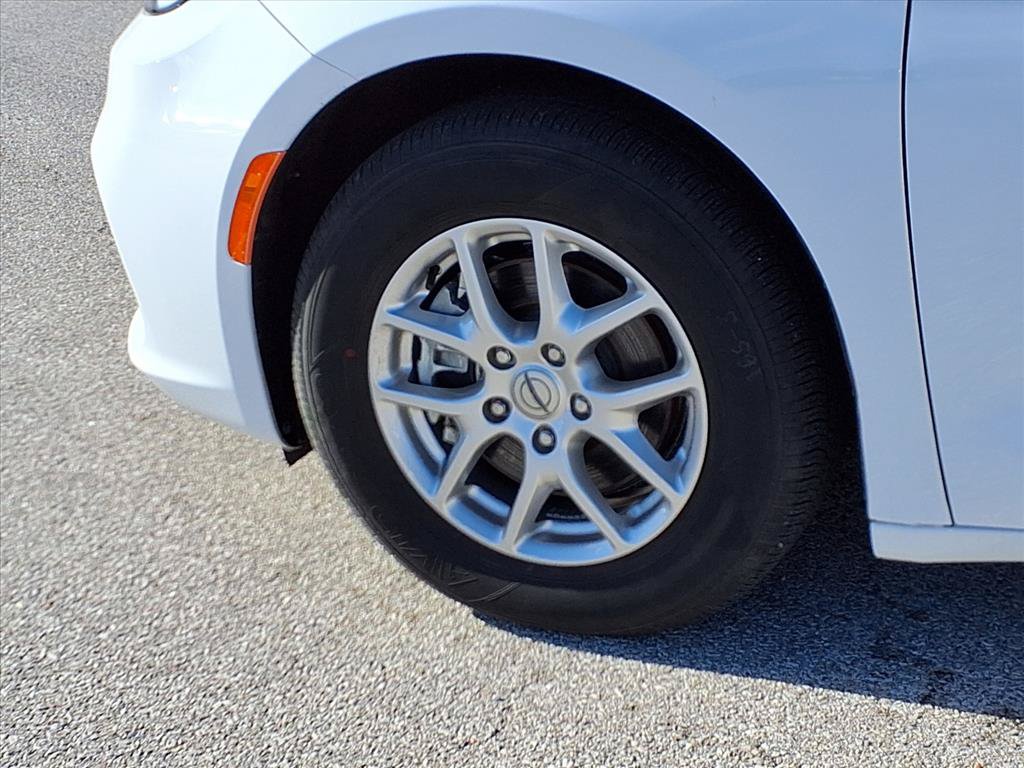 Used 2024 Chrysler Pacifica Touring-L FWD image 23