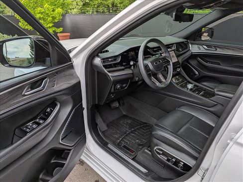 Used 2023 Jeep Grand Cherokee Overland w/ Luxury Tech Group IV AWD/4WD image 26