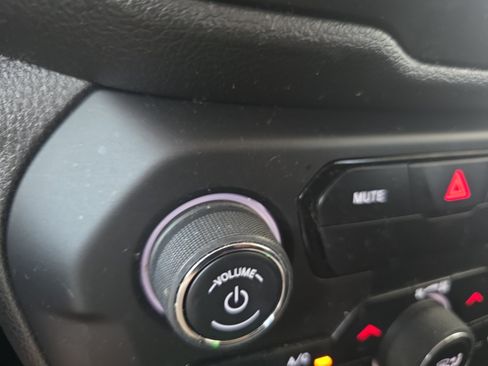 Used 2020 Jeep Renegade Altitude FWD image 15