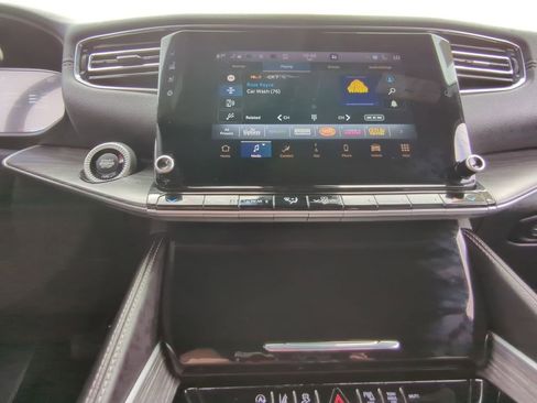 Used 2023 Jeep Wagoneer L Series III w/ Preferred Equipment Group image 16