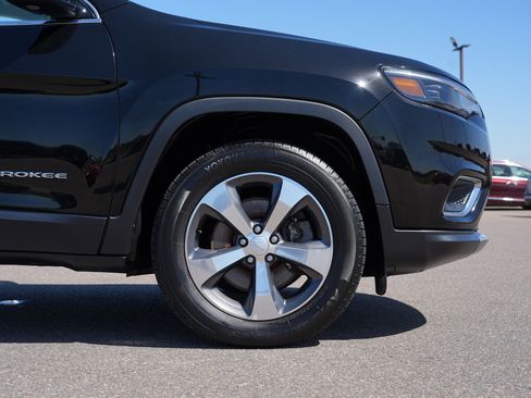 Used 2019 Jeep Cherokee Limited AWD/4WD image 11