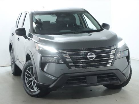 Used 2024 Nissan Rogue S image 2