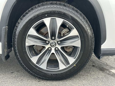 Used 2024 Toyota Highlander LE image 9