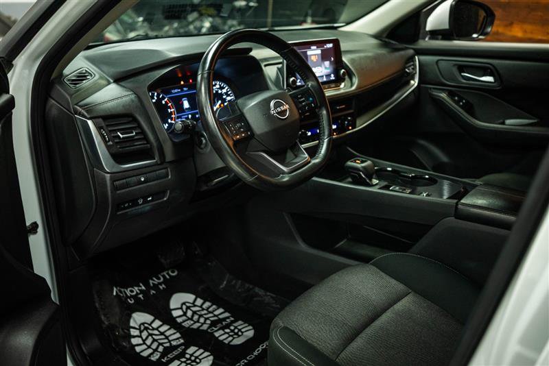 Used 2025 Nissan Rogue SV FWD image 9