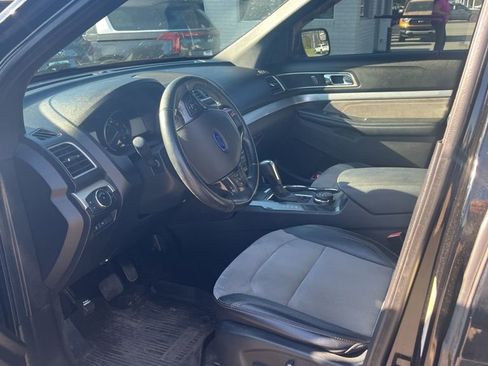 Used 2017 Ford Explorer XLT w/ Equipment Group 202A image 4