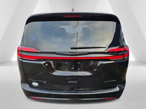 Used 2025 Chrysler Pacifica Limited image 6