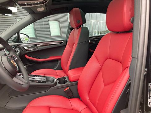 Used 2025 Porsche Macan AWD/4WD image 5