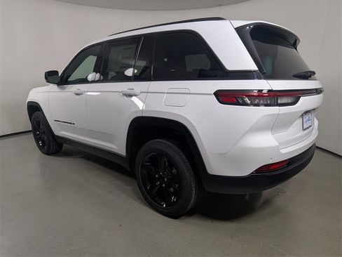 New 2025 Jeep Grand Cherokee Altitude image 5