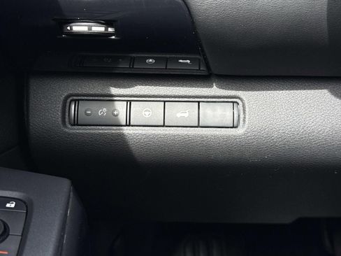 Used 2025 Nissan Pathfinder SV image 19