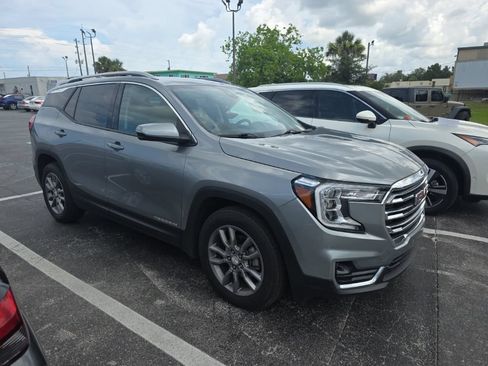 Used 2024 GMC Terrain SLT FWD image 3