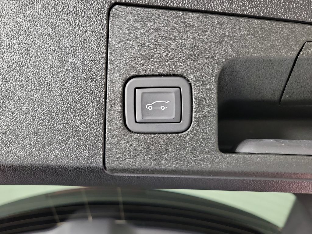 Certified 2024 Cadillac XT4 Luxury w/ Cold Weather Package FWD image 10
