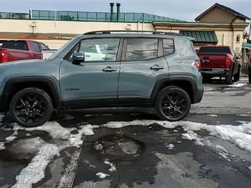 Used 2018 Jeep Renegade Altitude w/ UConnect 8.4 Nav Group image 3