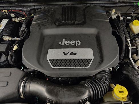 Used 2015 Jeep Wrangler Unlimited Rubicon w/ Connectivity Group AWD/4WD image 30