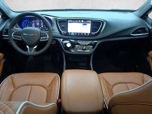 Used 2025 Chrysler Pacifica Pinnacle image 19