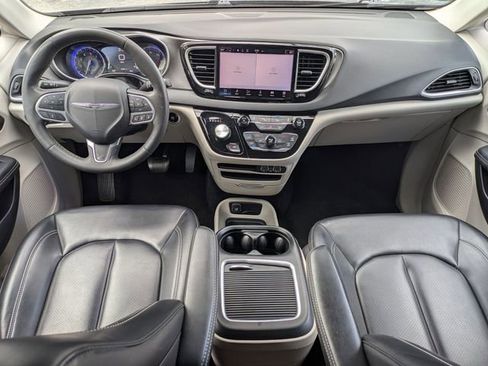 Used 2023 Chrysler Pacifica Touring-L FWD image 24