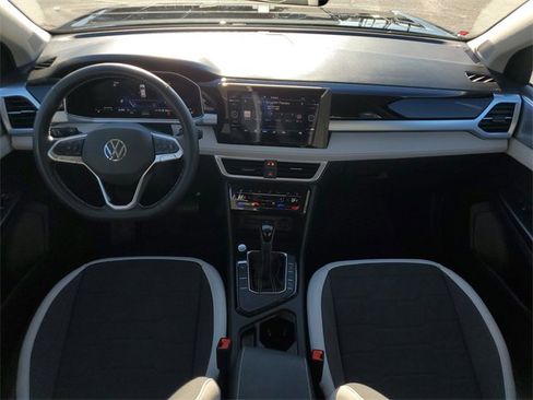 Certified 2025 Volkswagen Taos SE image 15