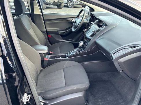 Certified 2018 Ford Focus SE w/ SE Appearance Package image 9
