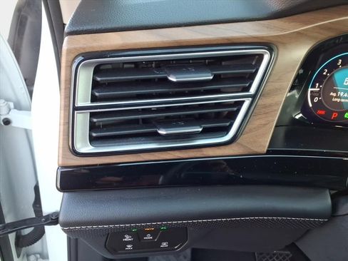 Used 2024 Volkswagen Atlas SE image 26