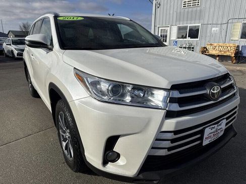 Used 2017 Toyota Highlander XLE image 11