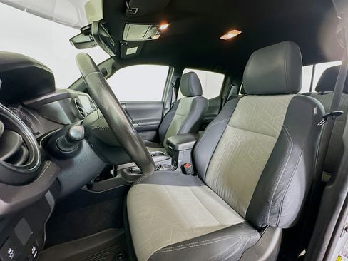 Used 2020 Toyota Tacoma TRD Sport w/ Technology Package image 13