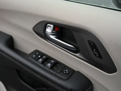 Used 2023 Chrysler Pacifica Touring-L image 19