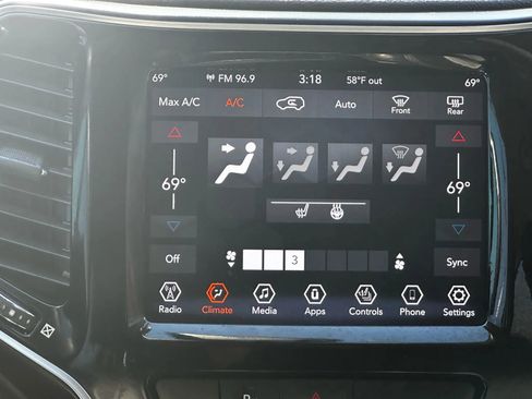 Used 2019 Jeep Cherokee Limited FWD image 34