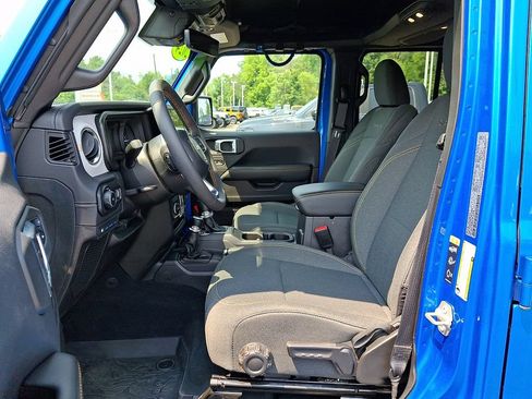 Used 2024 Jeep Wrangler Unlimited Sahara w/ Technology Group AWD/4WD image 14