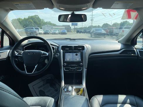 Used 2017 Ford Fusion SE w/ Fusion SE Technology Package FWD image 10