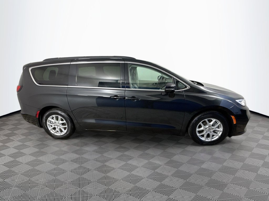 Used 2022 Chrysler Pacifica Touring-L FWD image 8
