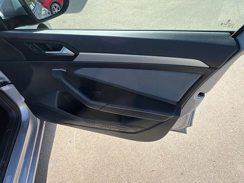 Used 2025 Volkswagen Jetta SE image 19