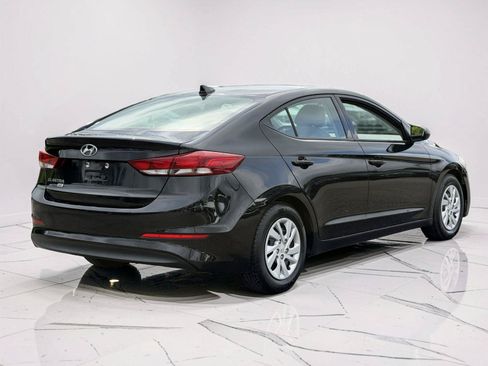 Used 2018 Hyundai Elantra SE w/ SE Connectivity Package 04 FWD image 2
