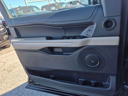 Used 2024 Ford Expedition Limited image 21