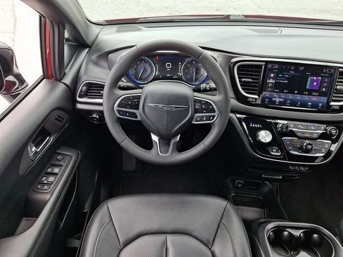 Used 2025 Chrysler Pacifica Select FWD image 12