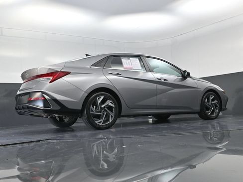Used 2025 Hyundai Elantra SEL FWD image 19